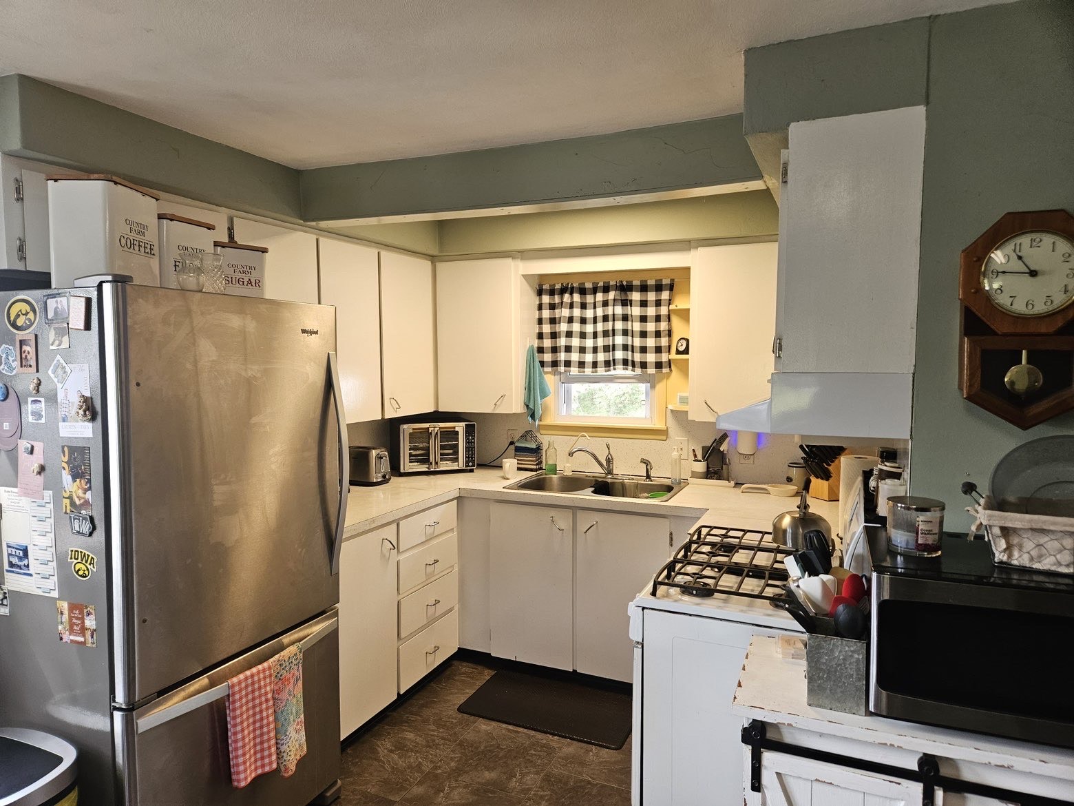 Kitchen remodel before — Easton Construction Iowa City